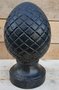 Grote brocante gietijzeren dennenappel