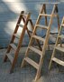 Antieke houten ladders trappen voor bloemen en planten