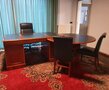 Exclusief Heldense bureau met conferentietafel en bureaustoelen