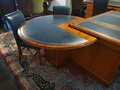 Exclusief Heldense bureau met conferentietafel en bureaustoelen