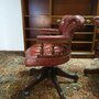 Antieke Chesterfield Captain chair bureaustoel Bordeaux rood