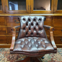 Antieke Chesterfield Captain chair bureaustoel rood-bruin