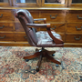 Antieke Chesterfield Captain chair bureaustoel rood-bruin