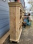 Landelijke houten kast met smeedijzeren deur