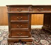 Klassiek mahonie notaris bureau met lederen blad