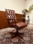 Antieke Engelse Chesterfield Gainsborough bureaustoel rood