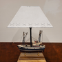 Grote schemerlamp met een houten stoomboot